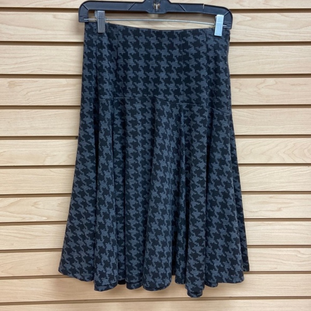 Paniz fashionable women skirt Made in USA Size 4